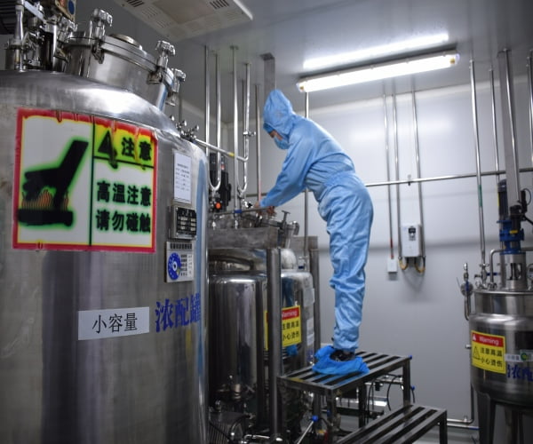 Oral solution mixing tanks